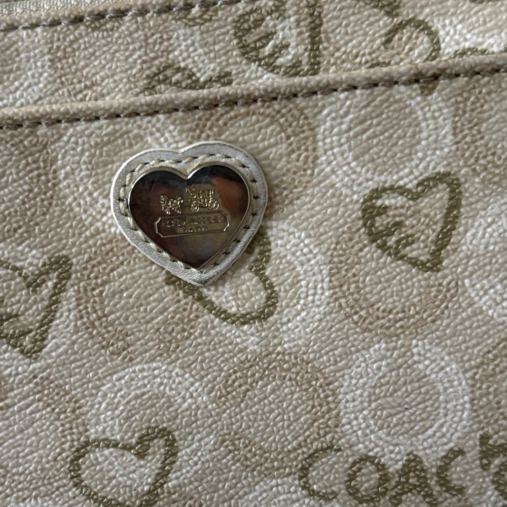 Coach Waverly Hearts Beige Heart Pattern Wristlet  ( PREOWNED) - Picture 13 of 16